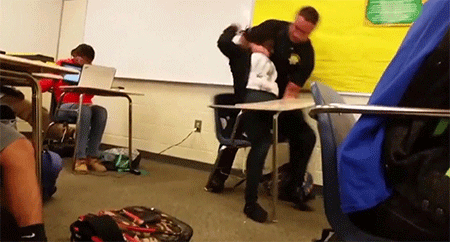 Despiden al policía que arrastró a una estudiante en escuela de EEUU